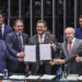 Davi Alcolumbre altera rito do Congresso e acelera aprovação da jornada 5x2 de Paulo Paim