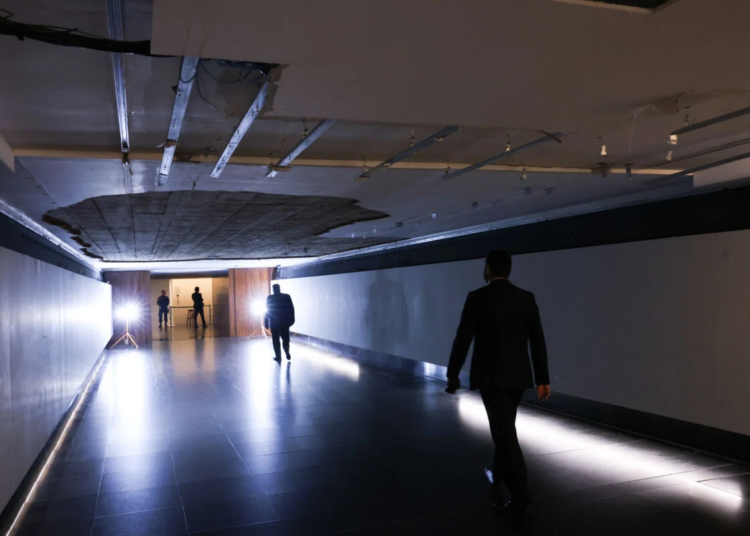 Desabamento de parte do reboco no Túnel do Tempo altera rotas na Câmara dos Deputados