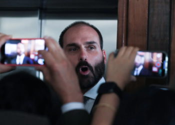 Eduardo Bolsonaro figura no sistema prisional com pena pendente de execução judicial