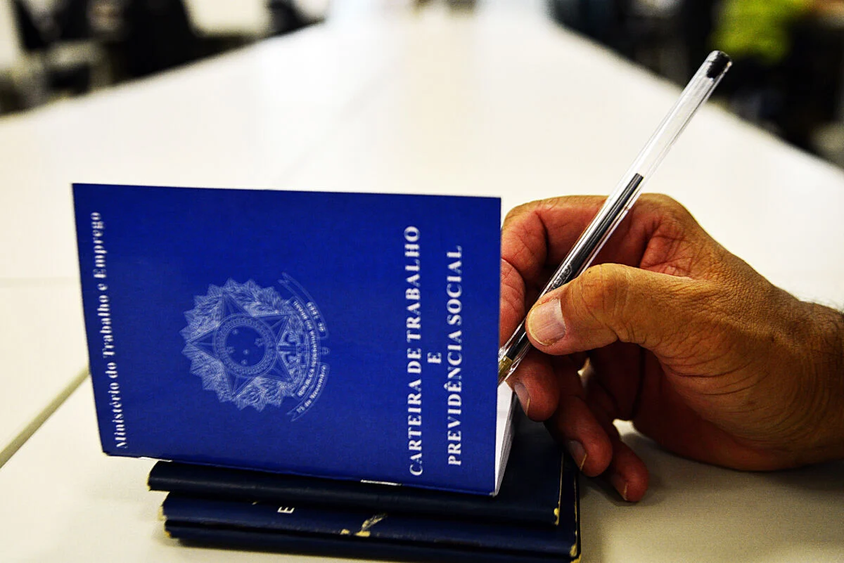 Emenda Constitucional 141 extingue escala 6x1 e estabelece nova jornada de 40 horas semanais