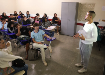 Enem 2026 exige escolha de idioma e formulário social para garantir isenção a alunos da rede