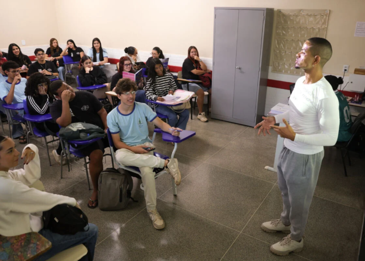 Enem 2026 exige escolha de idioma e formulário social para garantir isenção a alunos da rede