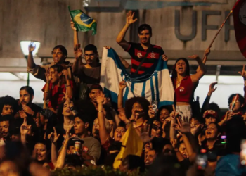 Estudantes da UFF lideram mobilização nas ruas após resultado do primeiro turno eleitoral