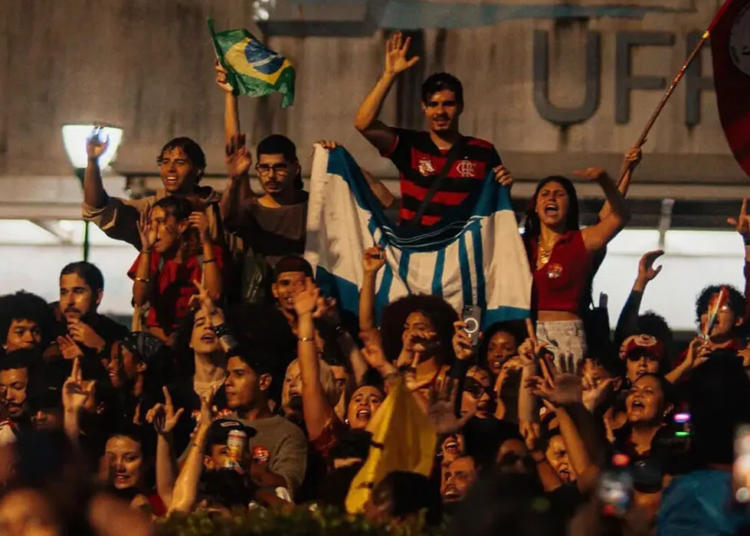 Estudantes da UFF lideram mobilização nas ruas após resultado do primeiro turno eleitoral