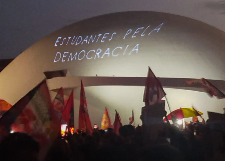 Estudantes ocupam Esplanada dos Ministérios em ato de apoio à reeleição de Lula