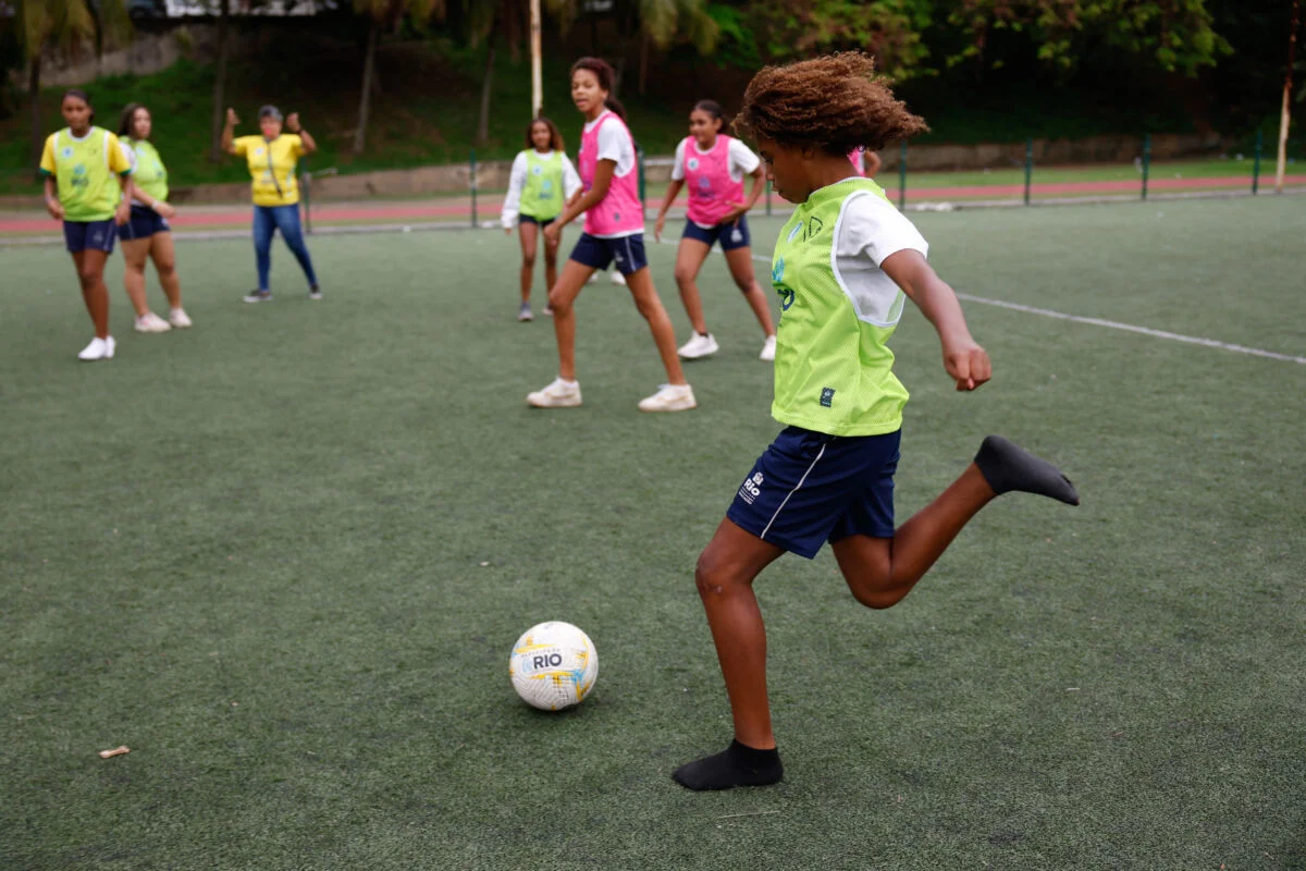 Ex-jogadoras da seleção inspiram alunas de escola municipal no Rio