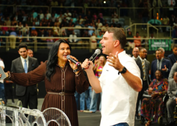 Flávio Bolsonaro articula apoio político em São Paulo e sinaliza cortes no orçamento