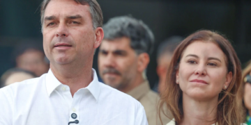 Flávio Bolsonaro frequenta Catedral de Brasília sob convite do arcebispo Dom Paulo Cezar Costa