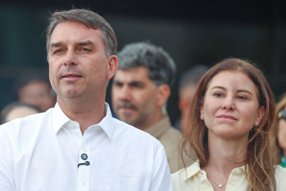 Flávio Bolsonaro frequenta Catedral de Brasília sob convite do arcebispo Dom Paulo Cezar Costa
