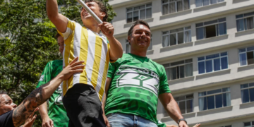 Flávio Bolsonaro intensifica campanha na avenida Paulista a uma semana do segundo turno