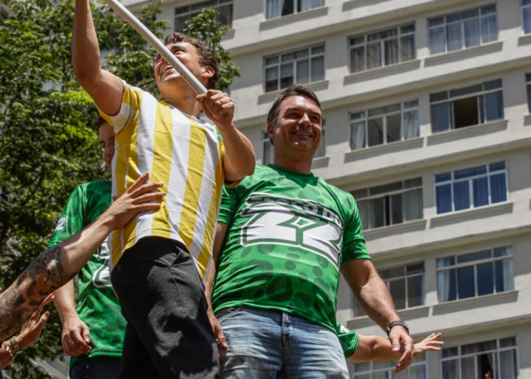 Flávio Bolsonaro intensifica campanha na avenida Paulista a uma semana do segundo turno