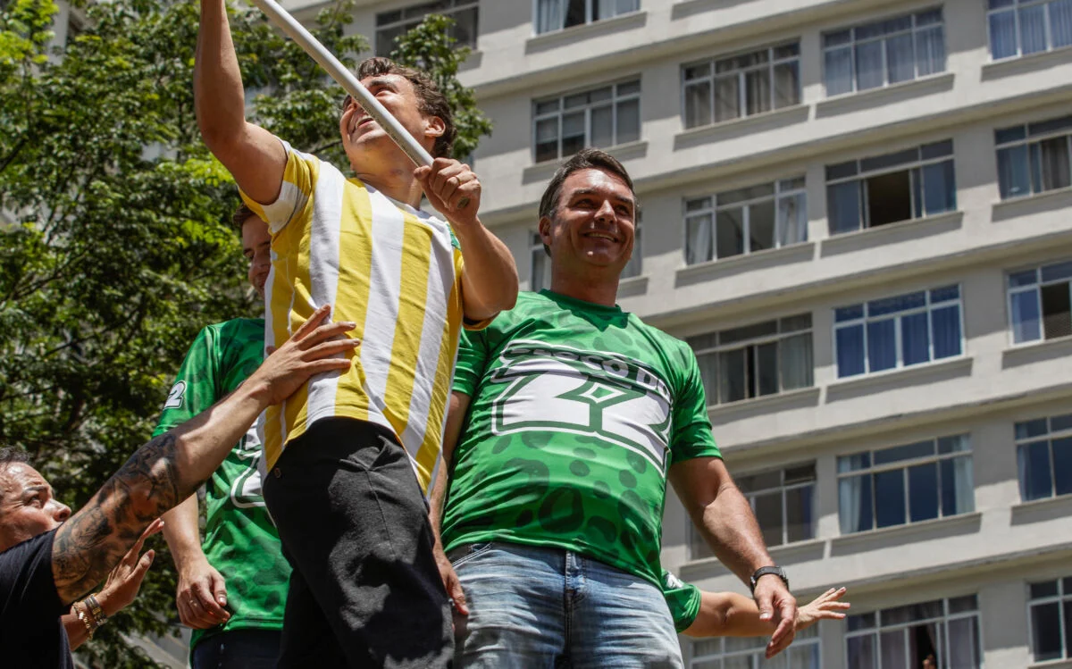 Flávio Bolsonaro intensifica campanha na avenida Paulista a uma semana do segundo turno