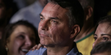 Flávio Bolsonaro nega golpe, defende pautas e enfrenta sabatina na TV Globo