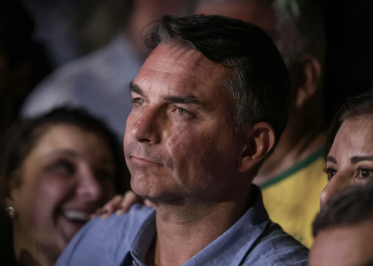 Flávio Bolsonaro nega golpe, defende pautas e enfrenta sabatina na TV Globo
