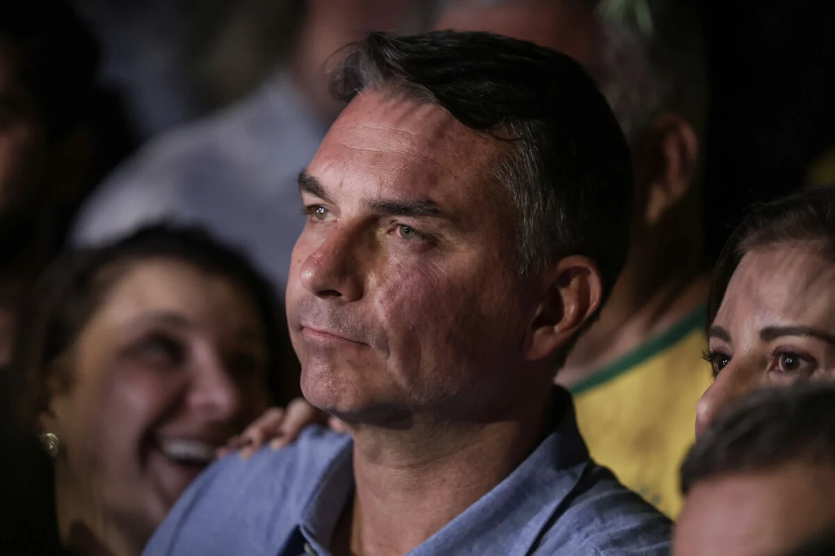 Flávio Bolsonaro nega golpe, defende pautas e enfrenta sabatina na TV Globo