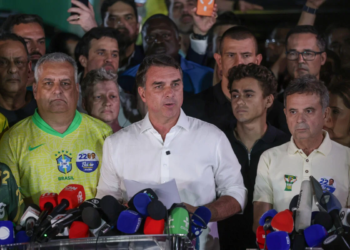 Flávio Bolsonaro rejeita resultado da eleição e aciona STF por anulação do pleito