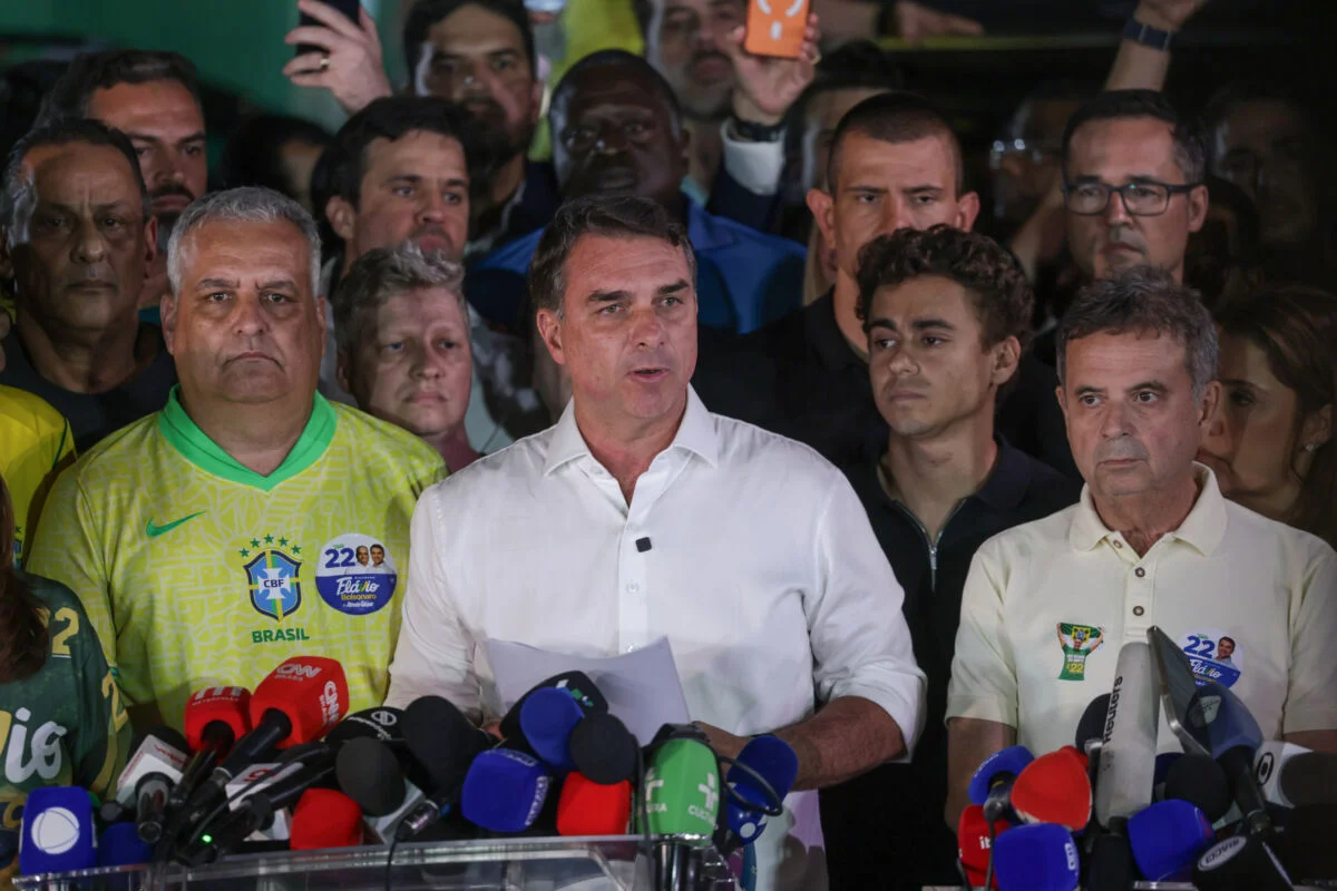 Flávio Bolsonaro rejeita resultado da eleição e aciona STF por anulação do pleito