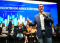 Flávio Bolsonaro visita pai em prisão domiciliar antes de agenda de apoios em São Paulo