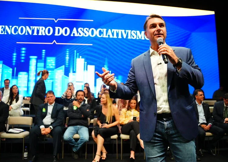 Flávio Bolsonaro visita pai em prisão domiciliar antes de agenda de apoios em São Paulo