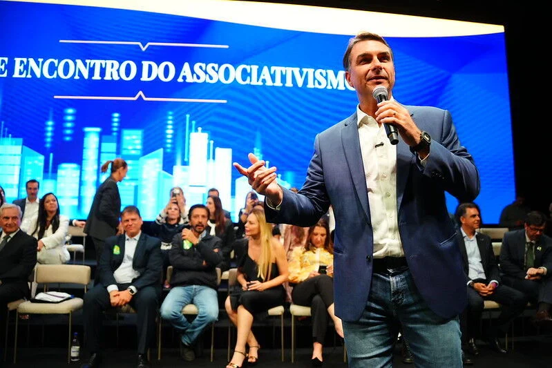 Flávio Bolsonaro visita pai em prisão domiciliar antes de agenda de apoios em São Paulo