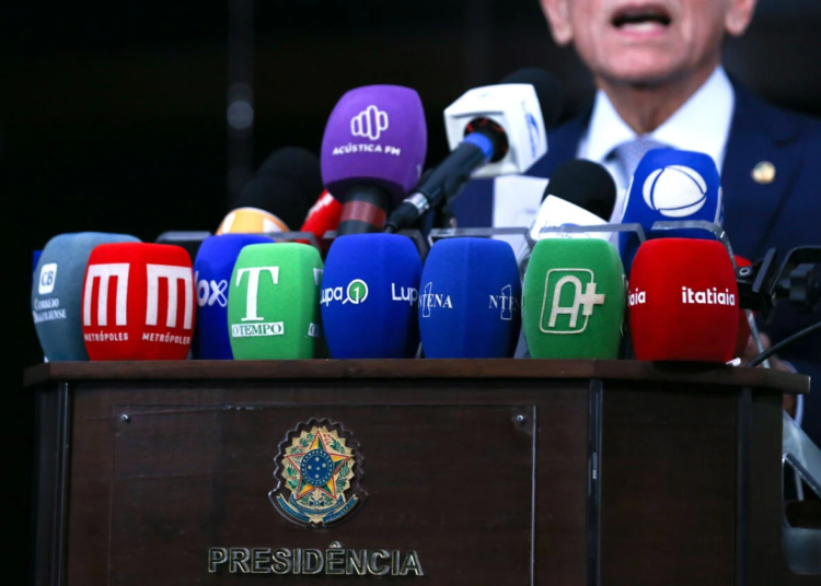 Jornalistas enfrentam onda de 14 mil ataques digitais durante o primeiro turno eleitoral