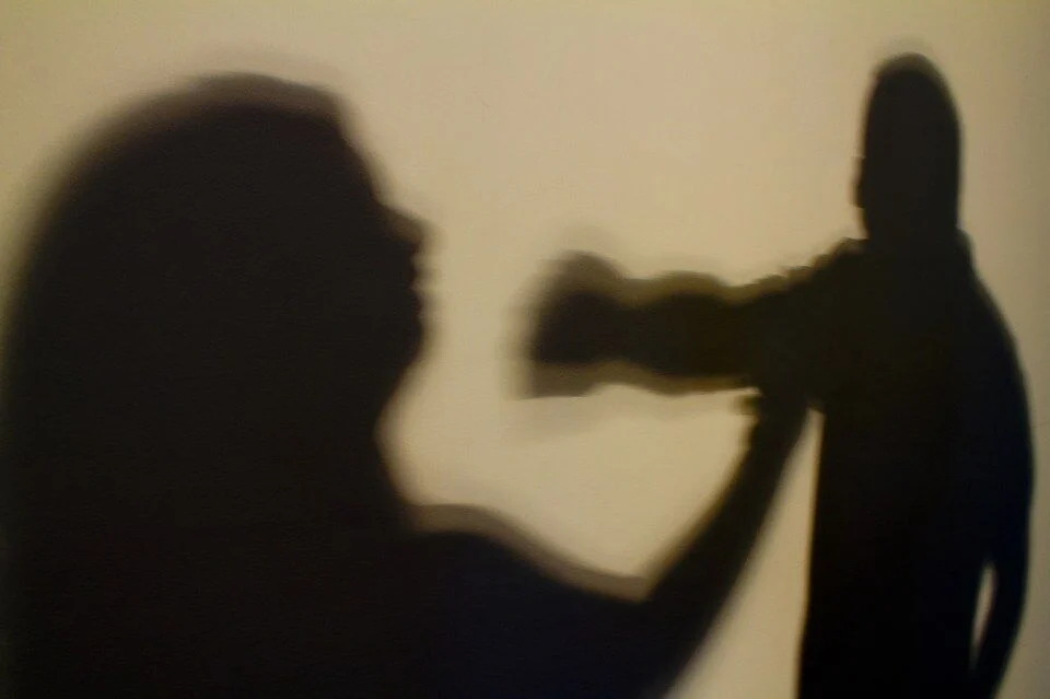 Justiça do Rio condena grupo a 15 anos de prisão por estupro coletivo de adolescente em Copacabana