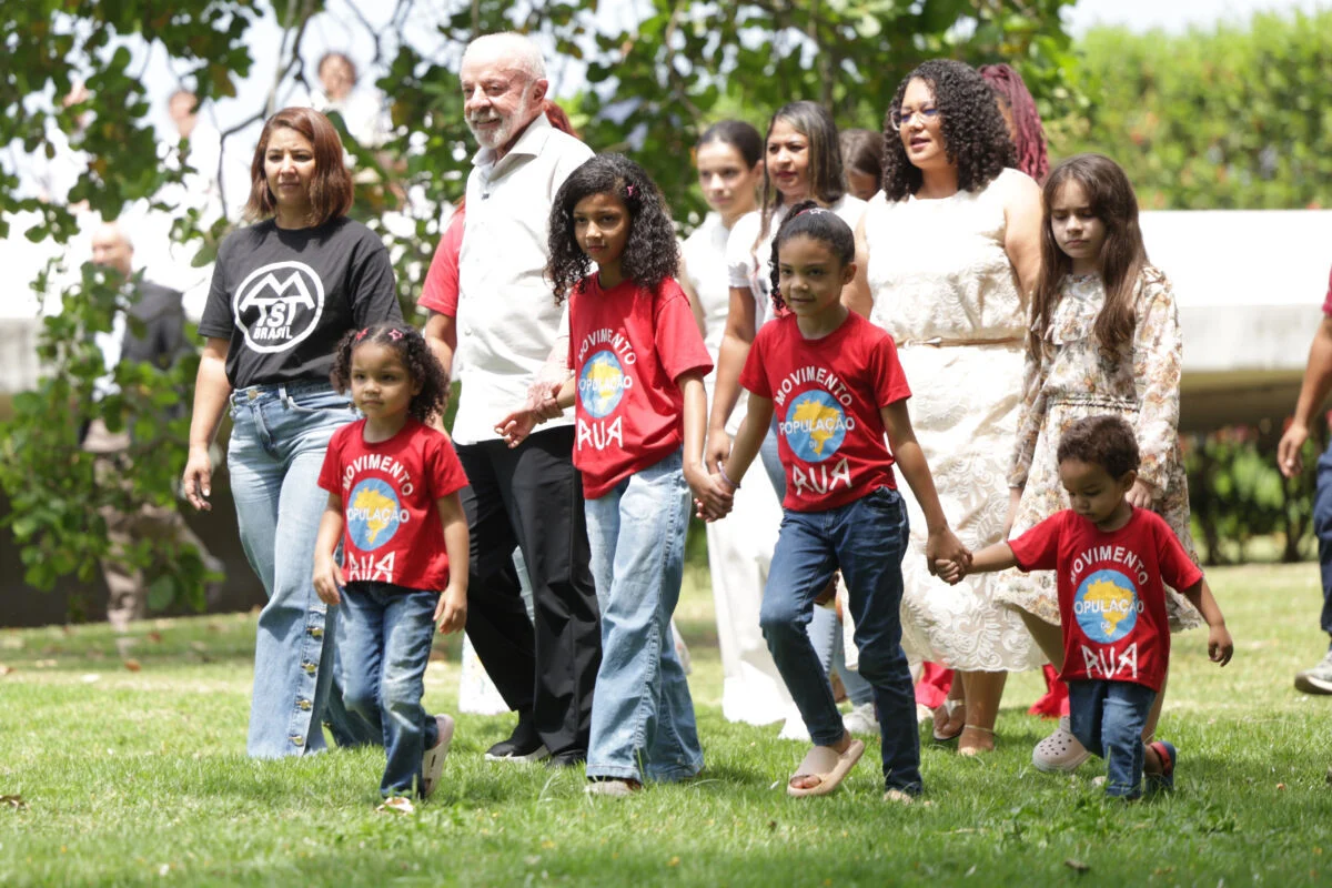 Lula pede respeito a credos religiosos e cobra apoio a medidas habitacionais e trabalhistas