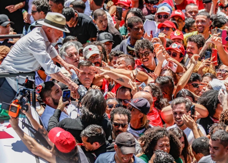 Lula promete contestar na Justiça o bloqueio do canal Exército do Lula pelo TSE