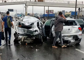 Motorista infarta e engavetamento com 20 veículos na Dutra deixa 11 feridos
