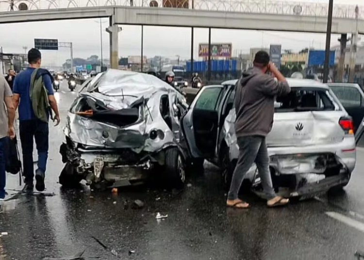 Motorista infarta e engavetamento com 20 veículos na Dutra deixa 11 feridos