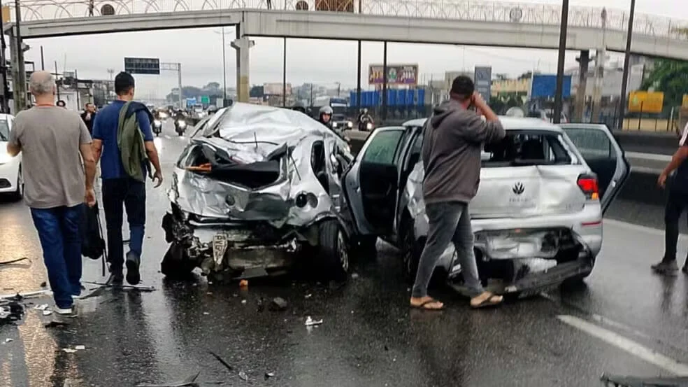 Motorista infarta e engavetamento com 20 veículos na Dutra deixa 11 feridos