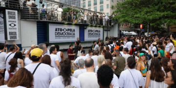 Orla de Copacabana recebe multidão em ato pela democracia e reeleição de Lula