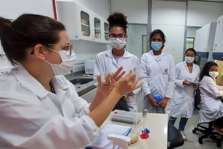 Programa Futuras Cientistas estende prazo para inscrições na edição de 2027 até novembro