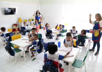 Projetos educacionais definem caminhos distintos para o futuro das salas de aula no Brasil