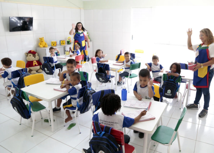 Projetos educacionais definem caminhos distintos para o futuro das salas de aula no Brasil