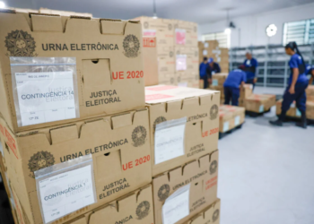 TREs finalizam logística de 560 mil urnas e preparam seções para votação de domingo