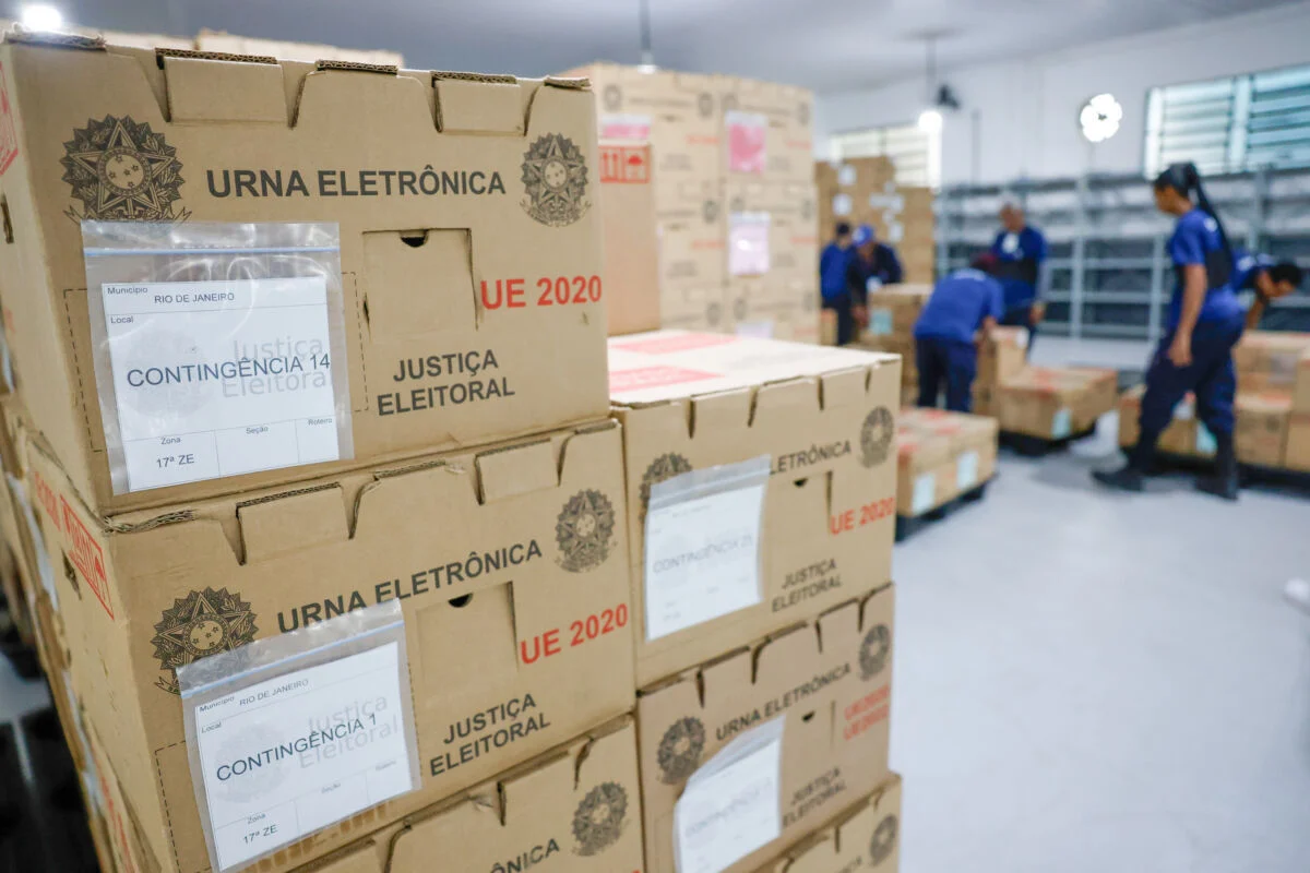 TREs finalizam logística de 560 mil urnas e preparam seções para votação de domingo